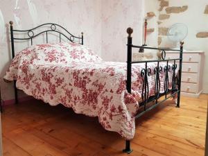 a bedroom with a bed with a red and white blanket at Maison 4 pièces 6 personnes - LIZ in Sarzeau