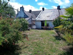 une maison avec une cour et une maison dans l'établissement Maison 4 pièces 6 personnes - LIZ, à Sarzeau 7 autres photos