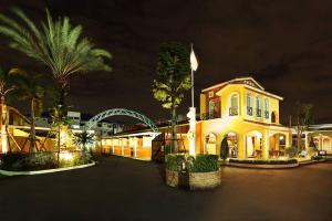 a yellow house with a palm tree in front of it at เดอะวิลล่า71 รีสอร์ท in Ban Zong Katiam