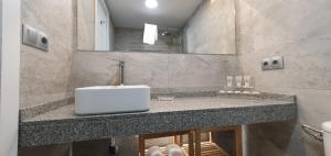 uma casa de banho com um lavatório e um espelho em Benal Beach Apartment em Benalmádena