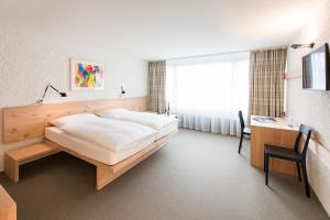 Postel nebo postele na pokoji v ubytování Hauser Hotel St. Moritz