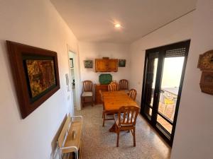 een kamer met een tafel en een eetkamer met uitzicht bij Alquilaencanarias Duplex Playa del Médano in El Médano