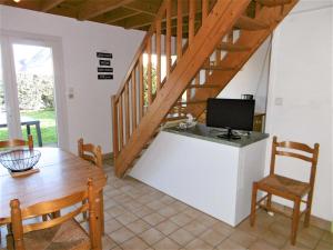 a living room with a table and a computer on a counter at Maisonnette 5 pièces 6 personnes avec WIFI - JUNA in Sarzeau +15 photos