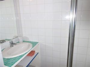 a bathroom with a sink and a shower at Maisonnette 5 pièces 6 personnes avec WIFI - JUNA in Sarzeau