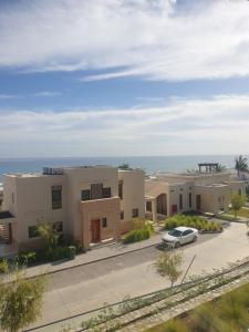 uma vista aérea de uma fila de casas em Peace in Sifah -Sea view em As Sifah