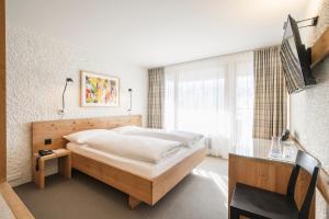 Postel nebo postele na pokoji v ubytování Hauser Hotel St. Moritz