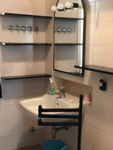 Ένα μπάνιο στο semi-detached apartment in a tourist village