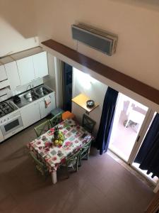 Η κουζίνα ή μικρή κουζίνα στο semi-detached apartment in a tourist village