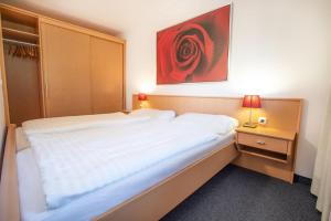 a bedroom with a bed and a painting on the wall at Ferienwohnung Königsleiten 25 - Top 44 in Königsleiten