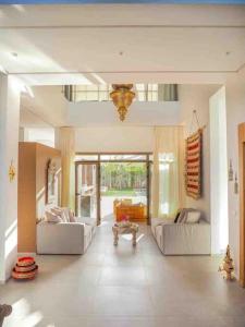 - un grand salon avec deux canapés et une table dans l'établissement Eden Villa, à Marrakech