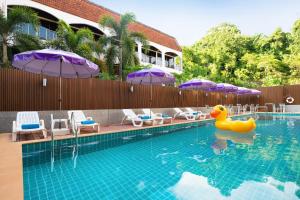 basen z gumową kaczką w wodzie w obiekcie Aspira Resort Klong Muang Krabi w mieście Klong Muang Beach