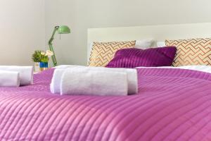 Posteľ alebo postele v izbe v ubytovaní Cozy Apartment with Balcony - Palace of Culture by Rent Like Home