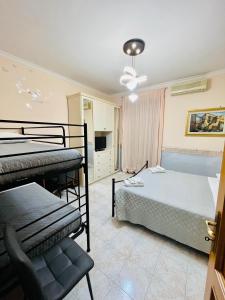 ローマにあるCasa Vacanze Le Tortoreのベッドルーム1室(二段ベッド2台、テレビ付)