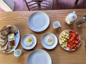 コーチにあるEden Garden Farm Stayのテーブル(朝食用の食材付)