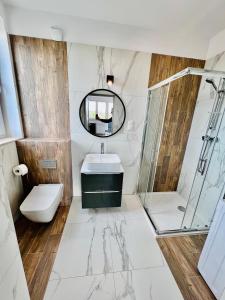 W łazience znajduje się umywalka i prysznic. w obiekcie Apartaments Baltycka 37 - Rzeszow w mieście Rzeszów