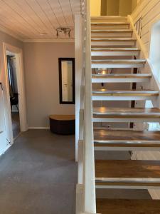 uma escada num quarto com uma escada em Enter Tromsø - Luxury 4 Bedroom Apartment em Tromsø