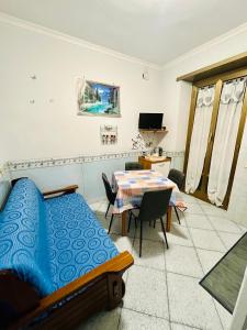 ローマにあるCasa Vacanze Le Tortoreのベッドルーム1室(ベッド1台、テーブル、椅子付)