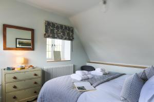 una camera da letto con un letto, un comò e una finestra di 1 Chestnut Corner a Stanton