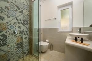 A bathroom at Bella Vista Ereikousa