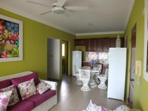 a living room with a couch and a kitchen at Casa Vacanze Dume in Bayahibe