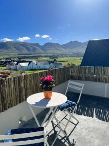 een tafel en stoelen op een patio met een bloempot erop bij A Mountain & Country Haven in Stanford