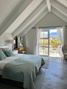 um quarto com uma cama e vista para um pátio em A Mountain & Country Haven em Stanford