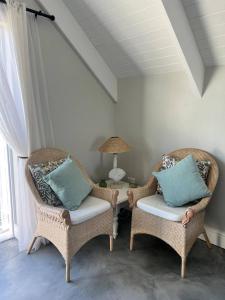 two wicker chairs and a table in a room at A Mountain & Country Haven in Stanford