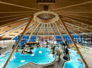 Kolam renang di atau dekat dengan Courtyard by Marriott Basel