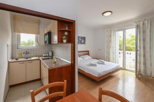Kuchyň nebo kuchyňský kout v ubytování Seagull Pool Apartments & Studios