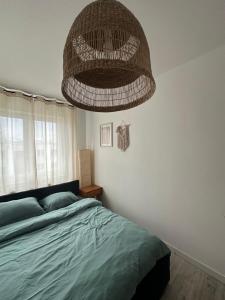 Łóżko lub łóżka w pokoju w obiekcie Airport Apartment Regata Kiekrz lotnisko