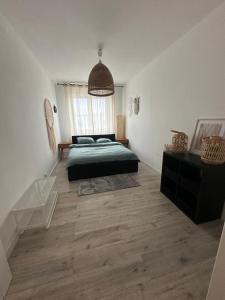 sypialnia z łóżkiem, stołem i lustrem w obiekcie Apartament Kiekrz w mieście Baranowo