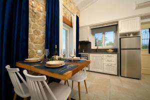 A kitchen or kitchenette at Bella Vista Ereikousa