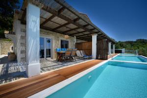 The swimming pool at or close to Bella Vista Ereikousa