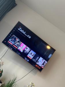 Telewizja i/lub zestaw kina domowego w obiekcie Airport Apartment Regata Kiekrz lotnisko