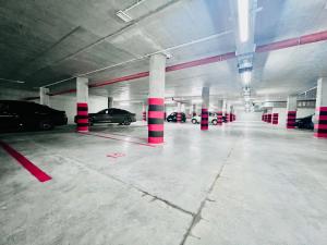 pusty garaż z zaparkowanymi samochodami w obiekcie Apartaments Baltycka 37 - Rzeszow w mieście Rzeszów