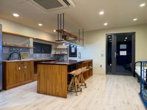 eine Küche mit Holzschränken und eine große Insel in der Unterkunft Hongdae, Private Guest House in Seoul