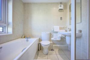 La salle de bains est pourvue d'une baignoire, de toilettes et d'un lavabo. dans l'établissement Atico, à Newcastle upon Tyne