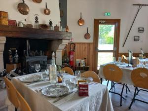 un comedor con una mesa con platos y copas de vino en Les Chalets du Lac Belcaire en Belcaire