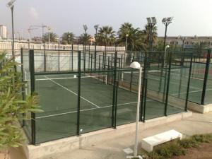 einen Tennisplatz mit zwei Tennisplätzen in der Unterkunft Modern Penthouse-duplex Facing The Sea in La Torre