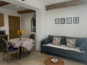 uma sala de estar com um sofá e uma mesa em Les Mazets Du Pas em Gréoux-les-Bains