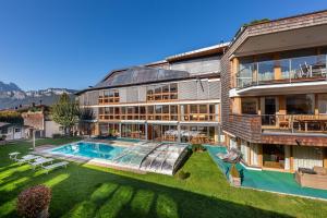 eine Außenansicht eines Hauses mit Swimmingpool in der Unterkunft Martinshof in Sankt Johann in Tirol