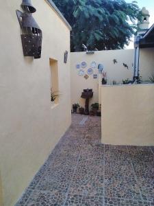 a courtyard with a stone floor and a wall at Casa Noray 18 in Playa Honda