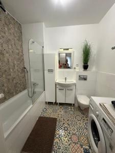Łazienka w obiekcie Airport Apartment Regata Kiekrz lotnisko