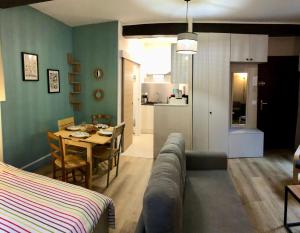 uma sala de estar e cozinha com um sofá e uma mesa em L'Horizon Dieppois- Port et Plage - Proxy Gare em Dieppe