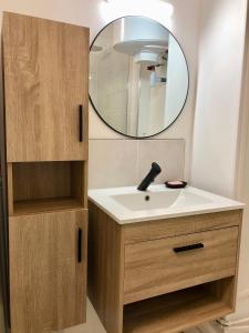 a bathroom with a sink and a mirror at L'Horizon Dieppois- Port et Plage - Proxy Gare in Dieppe