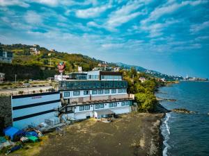 un grande edificio sulla riva di un corpo idrico di Fevzi Hoca Butik Hotel a Trabzon