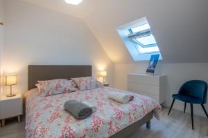 um quarto com uma cama com duas almofadas em Gites de Téno Bras - L'Océan em Plouharnel