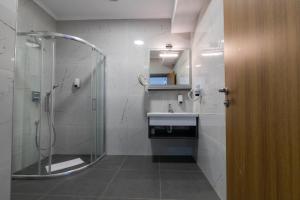 een badkamer met een douche en een wastafel bij Fevzi Hoca Butik Hotel in Trabzon