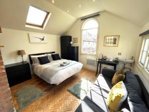 a bedroom with a bed and a couch at Bath Road Holiday in Bradford on Avon