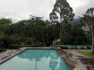 een zwembad in de achtertuin van een huis bij Belle Vue 408 Genting View Resort in Genting Highlands